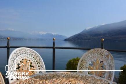 Villa pied dans l  'eau on Lake Maggiore